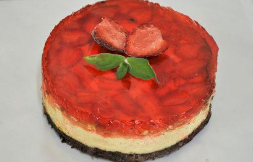 fot. www.dobreciastasieradzki.pl/galeria. Na zdjęciu ciasto z galaretką i truskawami na  wierzchu