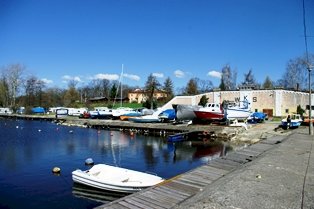 fot. facebook WKS Zegrze, www.facebook.com/WksZegrze/photos/?ref=page_internal. Łodzie motorowe stojące w porcie