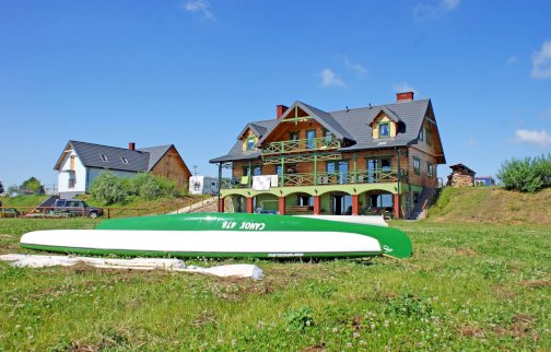 fot. facebook Agroturystyka Żabi Raj, https://www.facebook.com/agroturystyka.zabi.raj. Na zdjęciu budynek gospodarstwa agroturystycznego Żabi Raj w Trzepowie, kajaki,  samochody