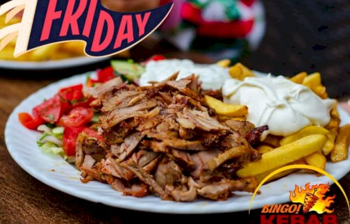 fot. facebook BINGO KEBAB, https://m.facebook.com/bingokebab/. Na zdjęciu na talerzu szarpane, pokrojone mięso, frytki z majonezem, pomidorki. Napis na górze FRIDAY, na dole napis BINGO! KEBAB