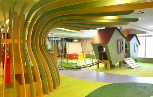 fot. www.hotelnarvil.pl/hotel/atrakcje/klub-narvilek. Na zdjęciu Sala Zabaw w Narvilandii, domki, liny do przechodzenia