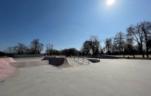 fot. www.nieporet.pl. Na zdjęciu skatepark na terenie Kompleksu Rekreacyjno - Wypoczynkowego Nieporęt Pilawa w Nieporęcie, specjalne przeszkody do pokonywania na rowerze, hulajnodze, rolkach, deskorolce