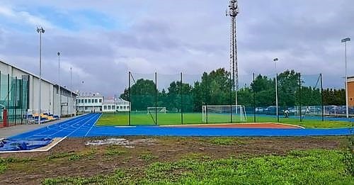 fot. gazetapowiatowa.pl. Na zdjęciu boisko do gry w piłkę nożną, bieżnia lekkoatletyczna do biegów, wieża z tyłu boiska
