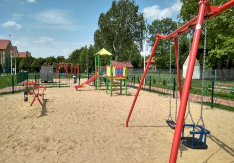 fot. UMiG Serock. Na zdjęciu plac zabaw w Stasim Lesie (Gmina Serock). Urządzenia zabawowe dla dzieci - huśtawka, zjeżdżalnia