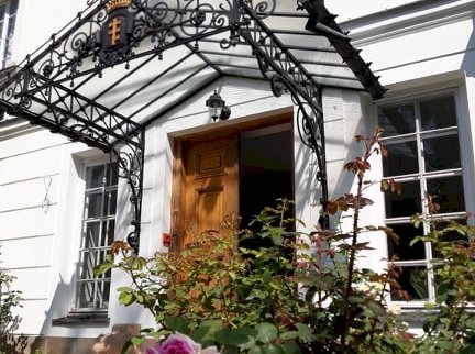 fot. www.palacjablonna.pl. Na zdjęciu wejście do restauracji Pałacu w Jabłonnie