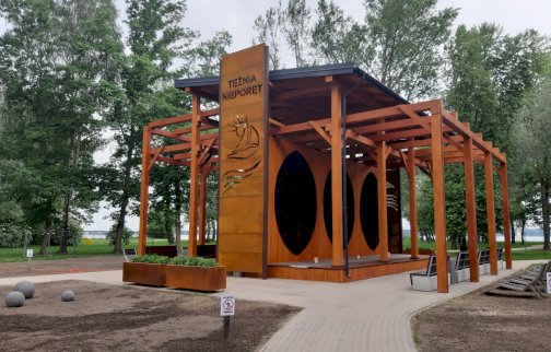 fot. Urząd Gminy Nieporęt www.nieporet.pl. Na zdjęciu tężnia solankowa na terenie Kompleksu Rekreacyjno - Wypoczynkowego Nieporęt Pilawa przy ul. Wojska Polskiego 3, leżaki do zażywania inhalacji