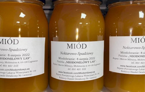 fot. facebook Pasieka "Miodomilowy Las", https://www.facebook.com/photo/?fbid=535506495043809&set=pcb.535506711710454. Na zdjęciu słoiki miodów: miody nektarowo - spadziowe
