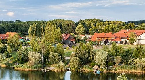 fot. http://www.nosselia.pl/hotel/. Na zdjęciu widok z góry na kompleks hotelowy Nosselia, zbiornik wodny