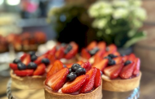 fot. facebook Mała czarna i nie tylko, https://www.facebook.com/kawiarnia.mala.czarna.serock. Na zdjęciu babeczki w cieście z truskawkami i borówkami na wierzchu babeczek