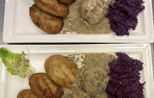 fot. fb Restauracja Wierzba, https://www.facebook.com/p/Restauracja-Wierzba-61558877068935/. Na zdjeciu na dwóch talerzach kotlety, pulpety, surówka z czerwonej kapusty