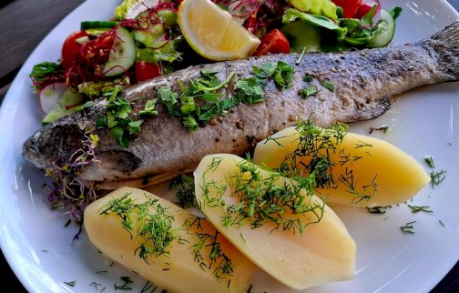 fot. facebook Qlturalni Qlinarni Q&Q, https://www.facebook.com/qlturalniqlinarni/?locale=pl_PL. Na zdjęciu pstrąg z ziemniakami  i surówką