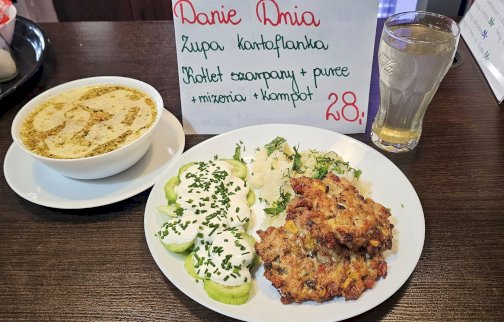 fot. facebook Po Staremu, www.facebook.com/barpostaremu/?ref=page_internal. Na zdjęciu na stoliku zupa kartoflanka, kotlet szarpany z ziemniakami (puree), mizeria z kompotem w szklance