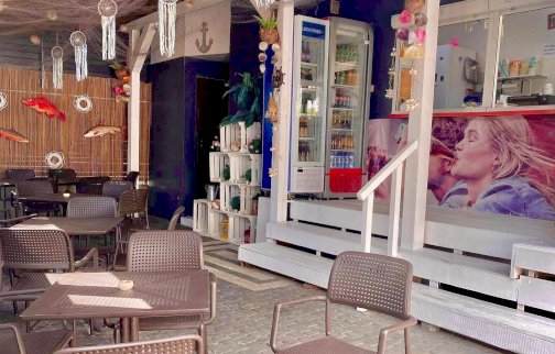 fot. facebook Bar u Masełka. Na zdjęciu stoliki z krzesełkami, lodówka na zimne napoje