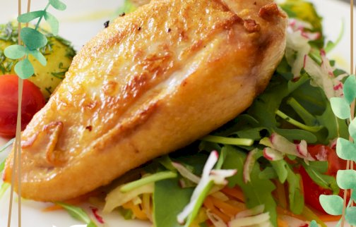 fot. facebook Zielona Bazylia, https://www.facebook.com/restauracjazielonabazylia/?locale=pl_PL. Na zdjęciu pieczony kurczak z sałatką