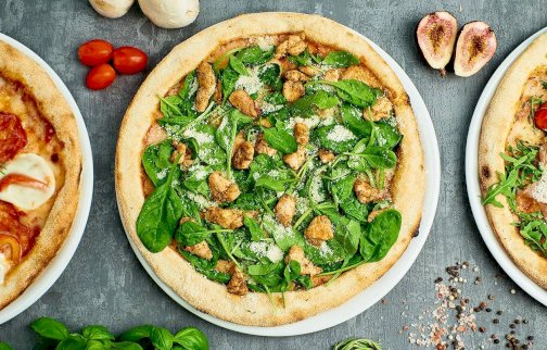 fot. facebook Afera Pizzera, https://www.facebook.com/AferaPizzera/. Na zdjęciu trzy różne pizze z dodatkami