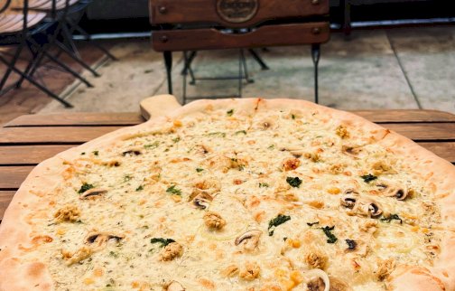 fot. Pizzeria Papay Legionowo. Na zdjęciu opiekana w piecu pizza z serem