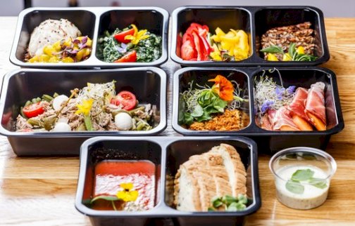 fot. facebook Łasuch Sp z oo Kuchnia polska. Na zdjęciu pudełka z daniami obiadowymi