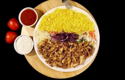 fot. facebook Legionowo Kebab, https://www.facebook.com/LegionowoKebab/?locale=pl_PL. Na zdjęciu siekane mięso, z makaronem, surówkami na talerzu, sosy do polewania potrawy