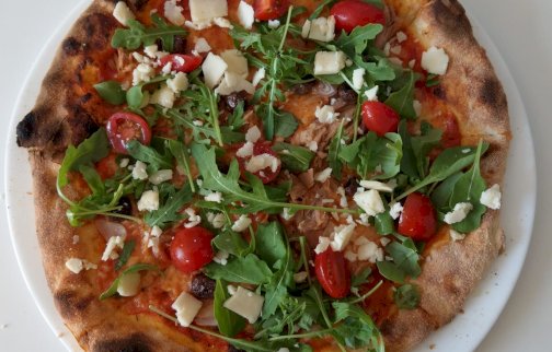 fot. facebook Pizzeria ToMasz Tomasz Kwiatkowski. Na zdjęciu pizza z rukolą, pomidorkami, serem, szynką