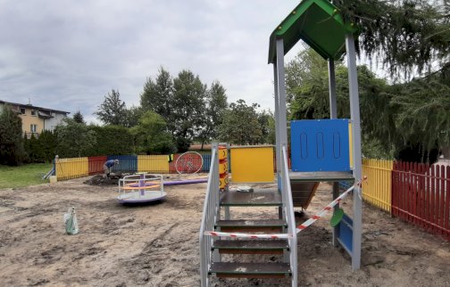 fot. https://www.nieporet.pl/inwestycje-gminne/inwestycje-2022/montaz-nowych-instalacji-na-placu-zabaw-przy-ulicy-rozanej-w-nieporecie/56014/. Na zdjęciu plac zabaw dla dzieci, karuzela, domek