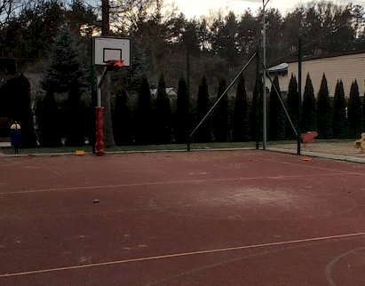 fot. Krzysztof Kozań. Na zdjęciu boisko ze sztucznej nawierzchni do gry w piłkę koszykową