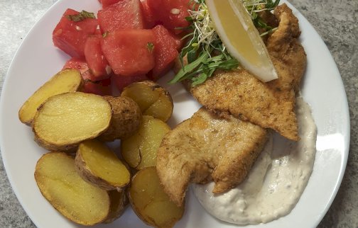 fot. facebook Szanta Cafe. Na zdjęciu ryba z kawałkami ziemniaków, arbuza oraz sosem na talerzu