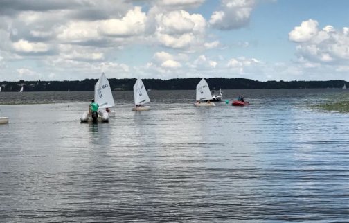 fot. Kompleks Rekreacyjno-Wypoczynkowy Nieporęt - Pilawa, foto nr 4, M.Pater. Na zdjęciu żaglówki pływają po wodzie, z tyłu lasy, drzewa