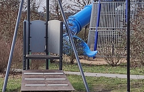 fot. Krzysztof Kozań. Plac zabaw dla dzieci, z tyłu  duża zjeżdżalnia rurowa