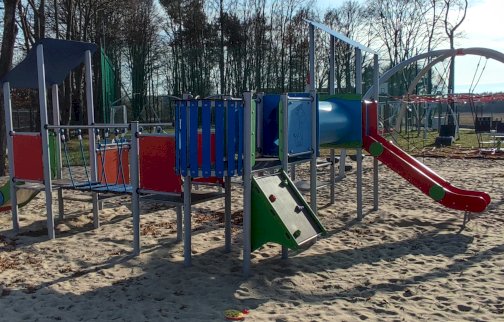 fot. Krzysztof Kozań. Na zdjęciu zjeżdżalnie dla dzieci, mała ścianka wspinaczkowa dla najmłodszych, linarium, z tyłu leżak do opalania, karuzela