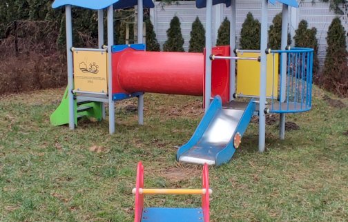 fot. Krzysztof Kozań. Na zdjęciu urządzenia zabawowe na placu zabaw w Dębem