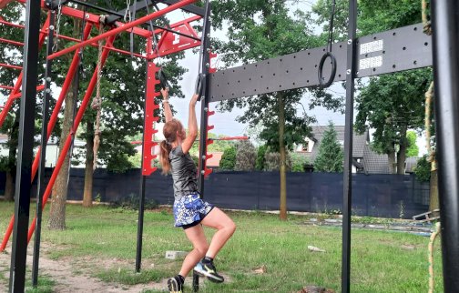 Na zdjęciu strefa OCR w Legionowie. Kobieta ćwiczy na kółkach gimnastycznych