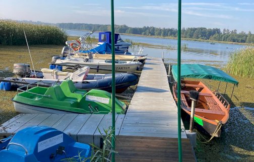 fot. facebook Eventboats. Na zdjęciu rowerki wodne, łodzie, rzeka Narew, baner wolnostojący eventboats LIPOWY PRZYLĄDEK
