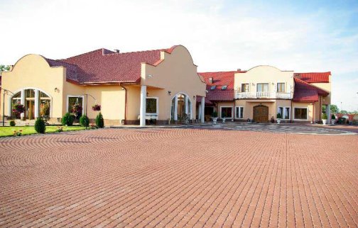 fot. https://salamario.pl/galeria/. Na zdjęciu widok z zewnątrz na obiekt hotelowy Mario w Zegrzu Południowym, fragment ogrodu z trawnikiem