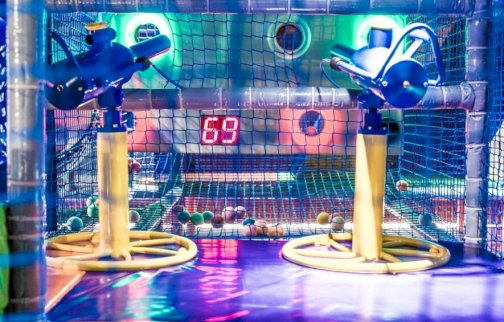 fot. https://www.warszawianka.pl/mali-rzadza. Na zdjęciu Centrum Kreatywnej Zabawy KIDDOS w Hotelu Warszawianka, urządzenia zabawowe dla dzieci