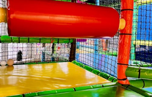 fot. facebook Hokuspokus sala zabaw (Legionowo). Na zdjęciu urządzenia zabawowe dla dzieci