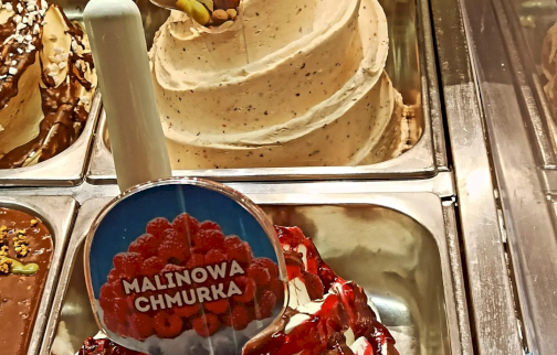 fot. facebook Lodziarnia Miętove.pl. Na zdjęciu lody - napis owoce jesienne, malinowa chmurka