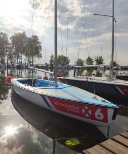 fot. https://ykpwarszawa.pl/port-pilawa. Na zdjęciu Omega regatowa na 6 osób