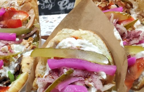 fot. facebook Beirut House Legionowo. Na zdjęciu kebab z dodatkami