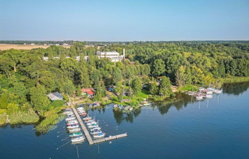 fot. Ośrodek Geovita Jadwisin. Pomosty do cumowania z łodziami, z tyłu za pomostami Hotel, Ośrodek Geovita w Jadwisinie