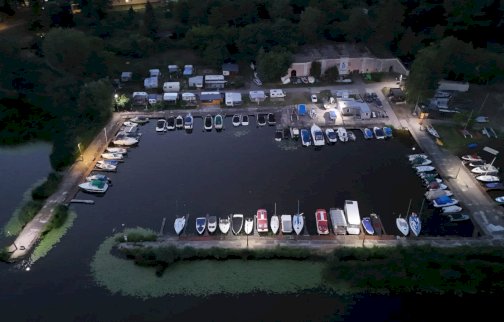 Powiększ obraz: fot. WKS Zegrze. Na zdjęciu port z łodziami na terenie Wojskowego Klubu Sportowego Zegrze