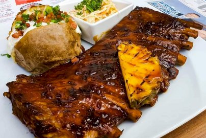 Powiększ obraz: fot. facebook B&B Route 66, https://www.facebook.com/profile.php?id=100031221436185. Na zdjęciu pieczone żeberka, burger, surówka