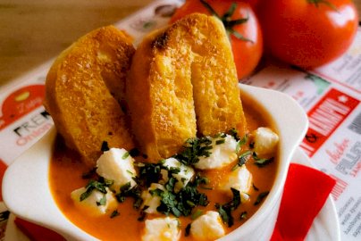 Powiększ obraz: fot. facebook B&B Route 66, https://www.facebook.com/profile.php?id=100031221436185. Na zdjęciu zupa pomidorowa z grzankami, pomidory leżą na gazecie