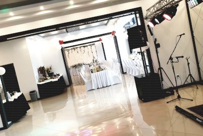 Powiększ obraz: fot. bukowiec.eu. Na zdjęciu sala do wyprawiania uroczystości, sprzęt muzyczny, perkusja