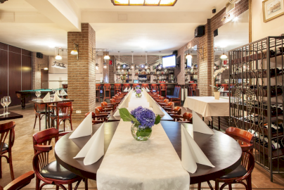 Powiększ obraz: fot. www.marinadiana.pl. Na zdjęciu restauracja Marina Diana, długi stół z krzesełkami, w oddali bar