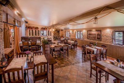 Powiększ obraz: fot. zlotylin.pl. Na zdjęciu sala restauracyjna