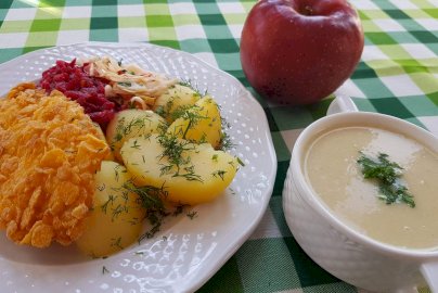 Powiększ obraz: fot. facebook Gruba Kaśka. Na zdjęciu danie obiadowe - zupa, kotlet, jabłko
