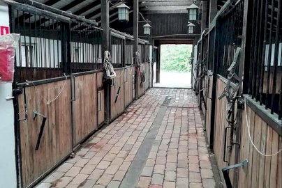 Powiększ obraz: fot. www.stajnianakepie.pl. Na zdjęciu boksy dla koni