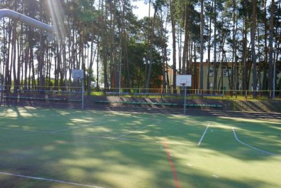 Powiększ obraz: fot. sis.serock.pl/3926,boisko. Na zdjęciu boisko do gry w piłkę koszykową o sztucznej nawierzchni