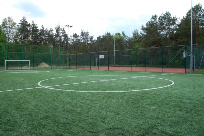 Powiększ obraz: fot. www.nieporet.pl/sport-i-turystyka/obiekty-sportowe/#sportBoiska. Na zdjęciu boiska do gry w piłkę nożną  oraz koszykową
