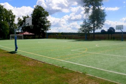 Powiększ obraz: fot. sis.serock.pl/3838,gasiorowo. Na zdjęciu boisko wielofunkcyjne o sztucznej nawierzchni do gry w piłkę koszykową oraz piłkę nożną